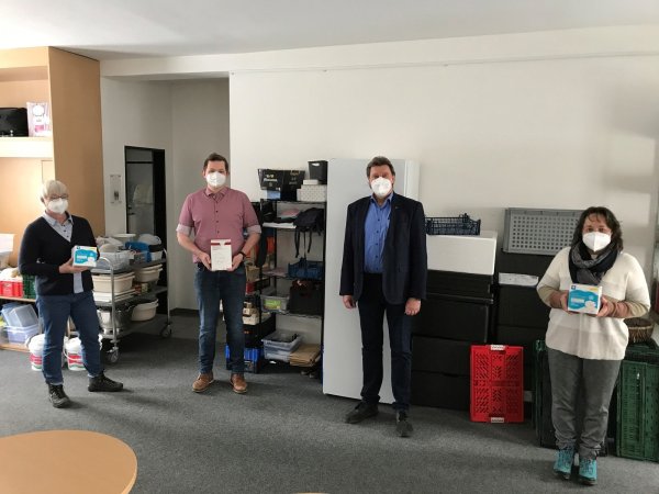 Auf dem Foto sind zu sehen: Christa Happel (Soz. Mittagstisch), Julien Thiede (SPD Lemgo), Jürgen Berghahn (MdL), Bärbel Kuhlmann-Engel (Köchin Soz. Mittagstisch). Fotorechte: Jürgen Berghahn - © Jürgen Berghahn