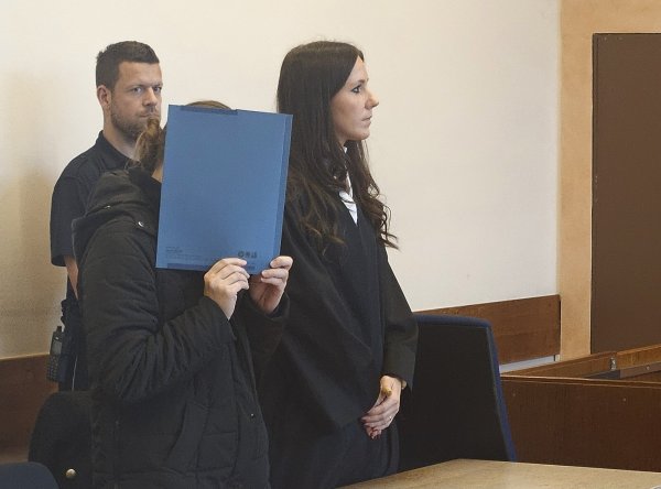 Verteidigerin Franziska Janßen aus Bielefeld verteidigt die 38-jährige Mutter aus Horn, die ihr Baby getötet haben soll. - © Janet König