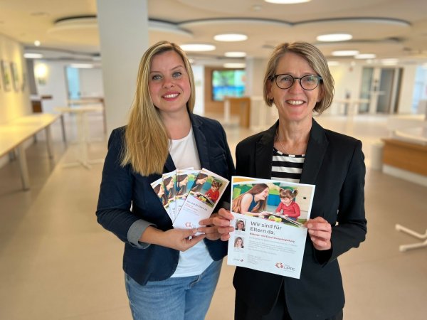 Julia Prokofieva und Doris Hampel (von links) vom Team Familienfreundlicher Kreis und Frühe Hilfen. - © Kreis Lippe