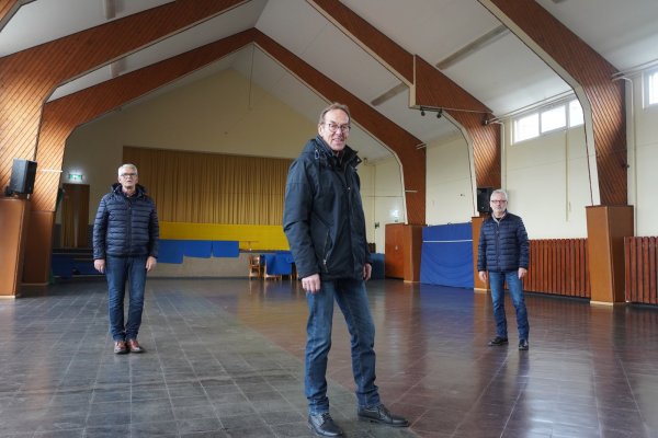 Wolfgang Schrewe (von links), Wolfgang Ridder und Uwe von Glembotzki gehören zu den fleißigen Helfern, die die Mehrzweckhalle auf Vordermann gebracht haben. - © Michaela Weiße(LZ)