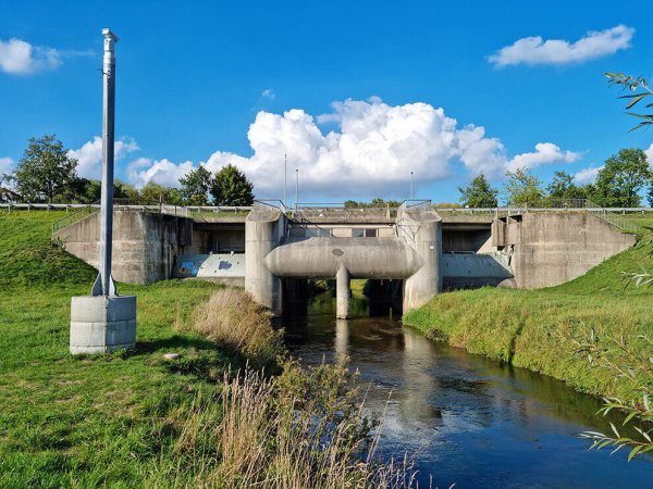 Das sind die Schleusen des Hochwasser-Rückhaltebecken unterhalb der Ostwestfalenstraße in Bad Salzuflen. Wenn die großen Tore sich schließen, staut sich das Wasser der Bega auf Feldern in einem natürlichen Becken mit einem Fassungsvermögen von bis zu knapp 2,8 Millionen Kubikmetern. - © Werre-Wasserverband