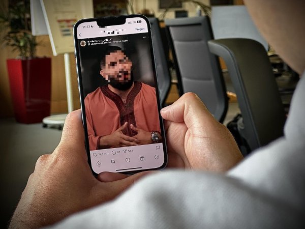 Der Prediger Abdelhamid hat in sozialen Medien hunderttausende Follower gesammelt. - © Lukas Brekenkamp