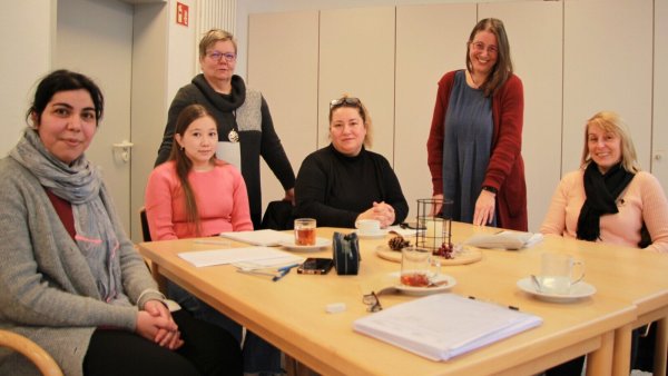 Nur eine Aktion von vielen: Im "stattwohnzimmer" hat die Leiterin des Mehrgenerationenhauses, Dagmar Begemann (Zweite von rechts), Menschen aus Lemgo und anderen Ländern willkommen geheißen. Auch Sprachkurse fanden dort in zwangloser Lernrunde statt. - © Katrin Kantelberg