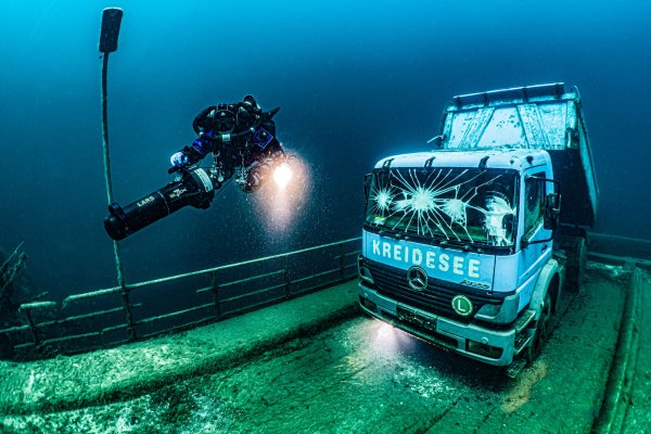 Der Kreidesee Hemmoor bei Cuxhaven ist 60 Meter tief. Hier wurde einst Kreide für die Zementherstellung abgebaut. Nach Abschalten der Pumpen fülllte sich die Grube mit glasklaren Quellwasser - auch ein Lkw ist hier für Taucher zu entdecken. - © Frank Aron