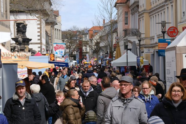Die Innenstadt füllt sich am Sonntagnachmittag zusehends. Das Wetter zieht zwar alle Register – von Sonne bis Schneefall. Doch davon lassen sich die Besucher des Frühlingsfestes nicht abschrecken. - © Sven Koch
