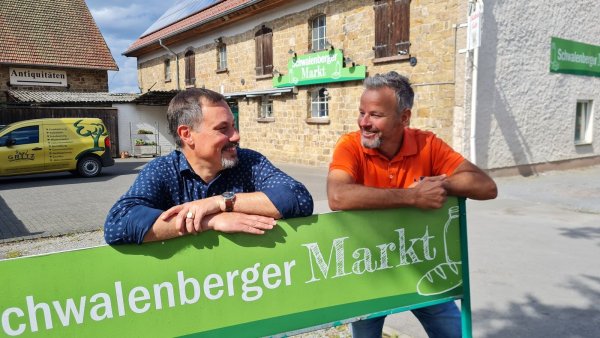 "Damit das mal klar ist: Wir lieben beide Schwalenberg." Und genau das ist der Grund, warum Marcus Rohde nun das Ladenlokal von Thomas Grytz pachtet und den Schwalenberger Markt ganz neu aufziehen will, - © Marianne Schwarzer