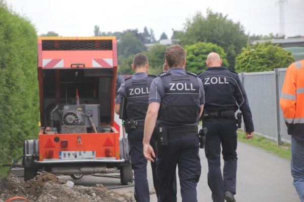 Zöllner der Finanzkontrolle Schwarzarbeit haben Schusswaffen im Einsatz dabei, um sich im Notfall schützen zu können. - © Florian Weyand