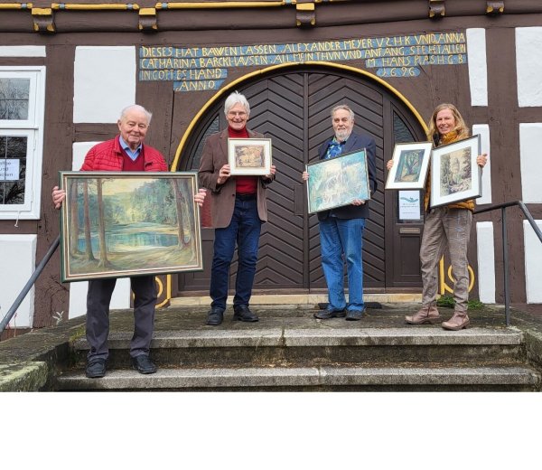 Bei der Übergabe der Gemälde: Gerd Engstfeld (Vorsitzender des Heimatvereins; von links), Bernhard Meier zu Biesen, Werner Zahn und U. Basse-Braun. - © Heimatverein Heiligenkirchen
