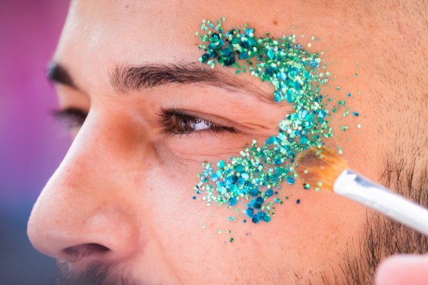 Seit dem 15. Oktober ist der Verkauf von Mikroplastik verboten, der auch in vielen Glitzerprodukten enthalten ist. - © dpa