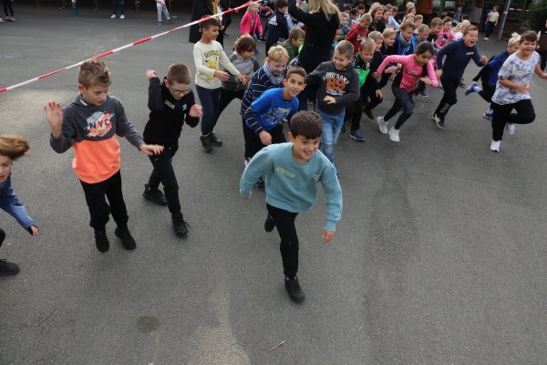 Die Mädchen und Jungen sowie Lehrerinnen und Lehrer der Grundschule Asemissen haben einen Sponsorenlauf organisiert, um Geld für ein neues Klettergerüst auf dem Schulhof zu sammeln. Hier startet die Klasse 3b zu ihrem Lauf. Foto: Birgit Guhlke - © Birgit Guhlke