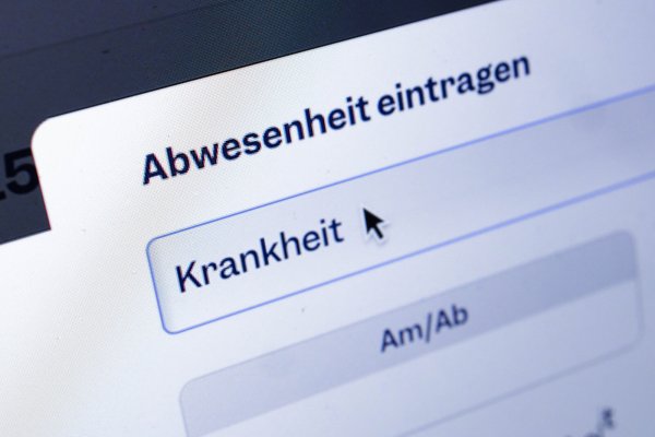 2023 hat sich jeder Arbeitnehmer im Durchschnitt 15 Tage krankgemeldet. - © picture alliance / photothek.de