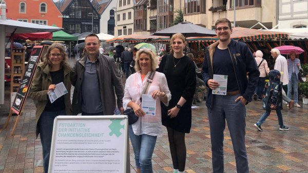 Ein Teil der Unterstützer der Initiative Chancengleichheit, die auf dem Marktplatz für die Fotoaktion wirbt: (von links) Dörthe Höft, Roman Paschek, Sandra Evert, Nora Preuschoff und Marius Kremming. - © Initiative Chancengleichheit