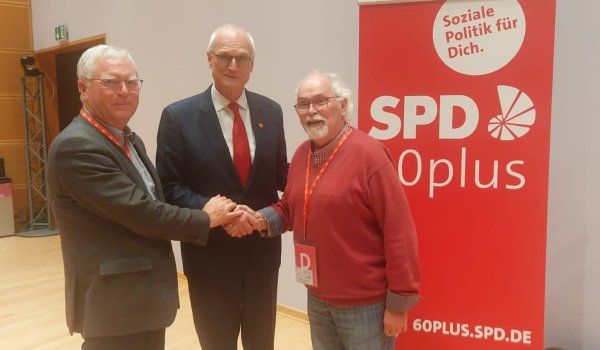 Die beiden OWL-Delegierten beim SPDAG60plus-Bundeskongress, Michael Höppner und Peter-Uwe Witt (rechts) gratulieren Lothar Bindung zur Wiederahl als Bundesvorsitzenden. - © SPD-Senioren