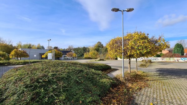 Bis zum Frühjahr war der Edeka in diesem Gebäude an der Wasserfurche untergebracht. Seit kurzem versperren Bauzäune den Zugang zum Gelände. - © Nadine Uphoff