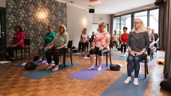 Während des Sen Yoga dehnen die Teilnehmerinnen viele Muskeln. Dehn- und Yoga-Übungen fördern die Beweglichkeit. - © Fotorechte: Tanzstudio Fricke