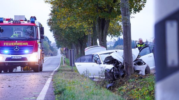 Die Unfallstelle liegt zwischen Lage und Lemgo. Der Jaguar des 32-Jährigen ist völlig zerstört. - © Freitag TV