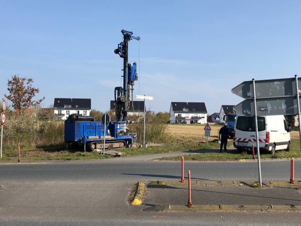 An dem provisorischen Kreisel wird der Baugrund durch Bohrungen erkundet. - © Thomas Reineke(LZ)