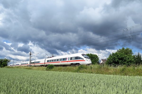Die Bundesregierung plant eine ICE-Hochgeschwindigkeitsstrecke zwischen Bielefeld und Hannover. Das Vorhaben könnte auch Kalletal betreffen. - © Symbolbild: Pixabay