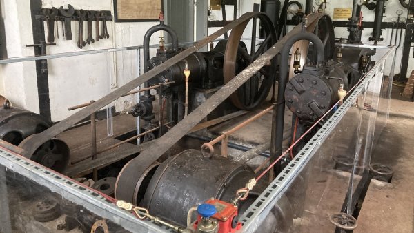 Im Technikgebäude auf dem Gelände des Moorstichs in Bad Meinberg fühlen Besucher sich in frühere Zeiten versetzt. Hier stehen auch noch alte Borsig-Pumpen aus dem Jahr 1929. - © Cordula Gröne