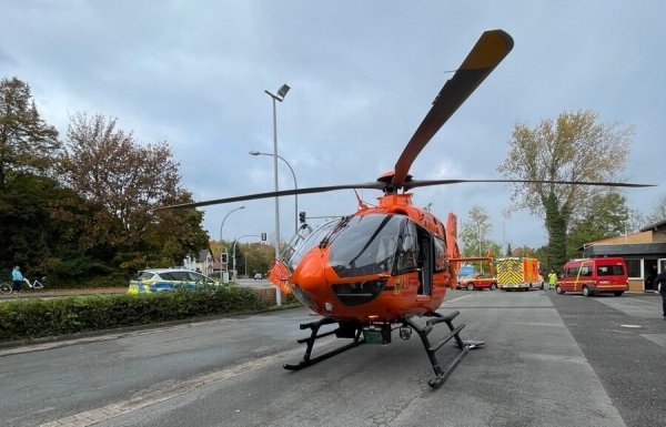 Rettungshubschrauber Christoph 13 landet auf dem Hof der Feuerwache. - © Feuerwehr Lage