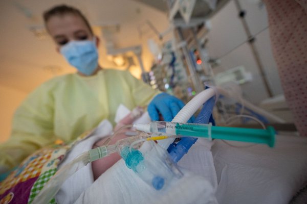In den vergangenen zwei Jahren mussten in Deutschland sehr viele Kinder in Folge einer RSV-Infektion intensivmedizinisch versorgt werden. - © picture alliance/dpa