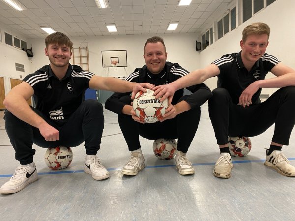Der Trainer und die beiden Spielführer der JSG Hügelland: Alex Bulau (Mitte) mit Kilian Hellwig (links) und Leon Finke. - © Sebastian Lucas(LZ)