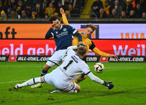 In Dresden kassierte der DSC im Hinspiel eine 0:3-Schlappe. Hier setzt sich Dynamo-Profi Jonas Oehmichen gegen die Arminen Christopher Lannert (l.) und Torwart Jonas Kersken durch und trifft zum 1:0. - © IMAGO/Hentschel