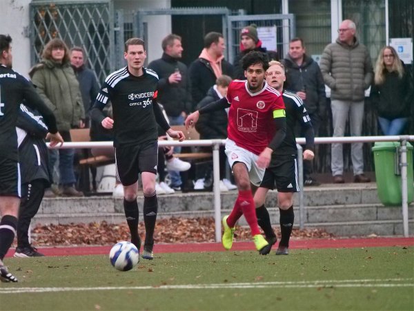 Wüstens Anführer Merwan Osso mischt die Extertaler Robin Dreier und Alexander Thamm (rechts) auf. Foto: Jörg Hagemann - © Jörg Hagemann