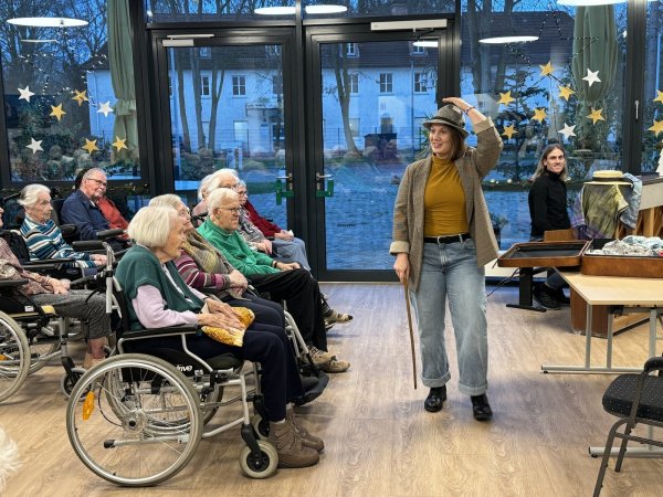 Opernsängerin Christin Stanowsky (rechts) vom Landestheater Detmold und Robert Lillinger (im Hintergrund am Piano) haben im Karolinenheim mit dem Erzählkonzert "Lieder von früher" für schöne Momente gesorgt. - © Sandra Castrup
