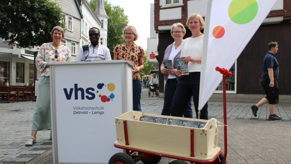 Das Team von der Volkhochschule Detmold-Lemgo mit Petra Kriesel (von links), Charbel Gauthé, Claudia Biehahn, Anette Brüning und Sonja Watson hat einen Bollerwagen und viele Bildungsangebote im Gepäck. - © Kyrill von Matuschka
