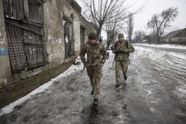 Ukrainische Soldaten gehen auf einer Straße an der Trennungslinie in der Region Luhansk. Die Angst vor einem Angriff russischer Truppen steigt. - © Andriy Dubchak/dpa