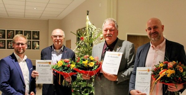 Bürgermeister Borris Ortmeier (von links) mit den geehrten Ratsmitgliedern Andreas Wilde, Wilfried Düwel und Christian Olschewski. Es fehlt Adolf Albert. - © Lorraine Brinkmann