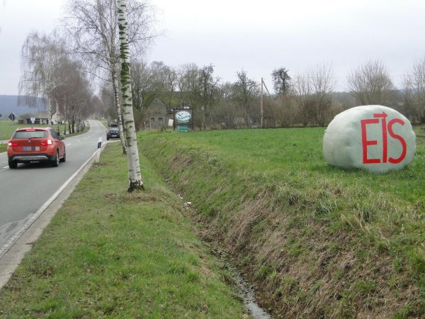Heute käme wohl niemand auf die Idee, die schöne Birkenallee entlang der Breitenheider Straße von Müssen nach Hörste zu fällen, um die Straße zu verbreitern. Die ist nämlich hübsch ausgebaut und hat sogar einen komfortablen Radweg. Das sah 1764 anders aus: Da war der "lagische Weg" eine Holperpiste und die Umgebung von Hochwasser gefährdet, das nach einem ergiebigen "Lippischen Landregen" aus den Gräben quoll. (Foto: Hajo Gärtner) - © Hajo Gärtner