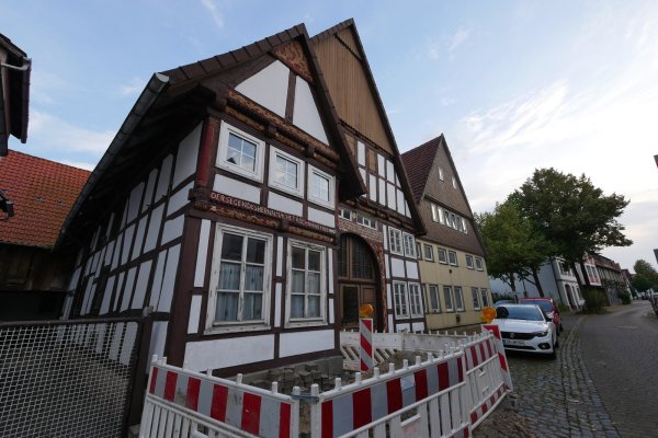 Die Stadt hat die Gebäude Pfuhlstraße 9 und 11 gekauft. Beide sind in einem schlechten Zustand. Das Fachwerkhaus steht unter Denkmalschutz. - © Jost Wolf