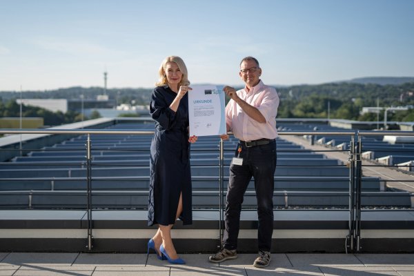 Helene Derksen-Riesen, Leiterin für Corporate Development und 
Real Estate, sowie Gerhard Linke, Beauftragter für Enviromental Management, mit der
Urkunde zur zehnjährigen Mitgliedschaft als Klimaschutz-Unternehmen. - © Weidmüller