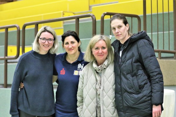 Katharina Lippert (links) begrüßt (weiter von links) Tanja Logvin und ist froh, ihre Mutter Olga Valyushek sowie ihre beste Freundin Anastasiya Ovdieienko an ihrer Seite zu haben.  - © Oliver König