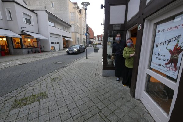 Weil wegen der Behindertenparkplätze direkt vor dem „Löffelweise" (links im Bild) ein Zelt als Erweiterung nicht in Frage kam, hatte sich Viviane Tippenhauer (vorne) direkt gegenüber in die Räume des Ruheforsts eingemietet, um ihren Kunden auch im Winter ausreichend Sitzplätze mit Abstand anbieten zu können. Dort hätte dann auch Joshua Meinert (hinten) serviert. Nun darf den November über bloß noch außer Haus verkauft werden. Auch der Lieferservice bleibt bestehen.      - © Jost Wolf