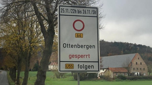 Hier stimmt doch was nicht: Auf dem Schild hat sich ein Fehler eingeschlichen. - © Nicole Fischer