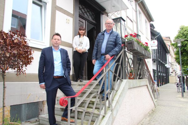 Bürgermeister Frank Hilker (links) mit Restaurant-Inhaberin Afsaneh Kazemi und Hausbesitzer Klaus Knapmann in der Schülerstraße, wo das Safran House ab Juni neu eröffnet. - © Cordula Gröne