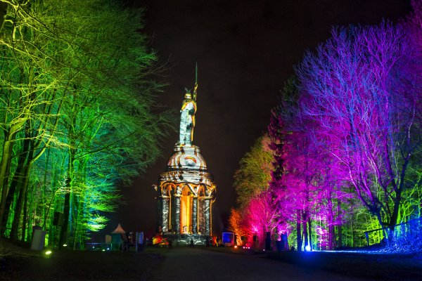 Der Hermann leuchtet: Ab 20. März ist die Show täglich zu sehen. - © LightArt Show Production