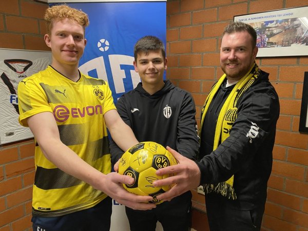 Elias Heger, Jasper Süllwold und Trainer Mathias Wellmann (von links) vom Jugendförderverein Lippe fiebern der Partie am Sonntag gegen den BVB entgegen. - © Sebastian Lucas(LZ)