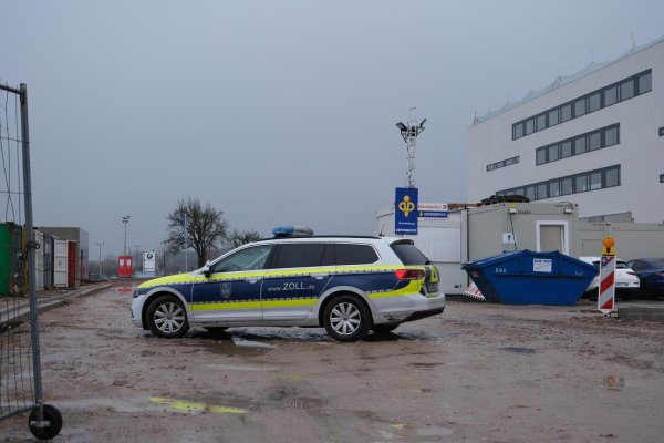 18 Mitarbeiter vom Zoll und zwei Mitarbeiter der Bezirksregierung haben am Freitag die Großbaustelle von Weidmüller an der Ohmstraße überprüft. - © Sven Koch