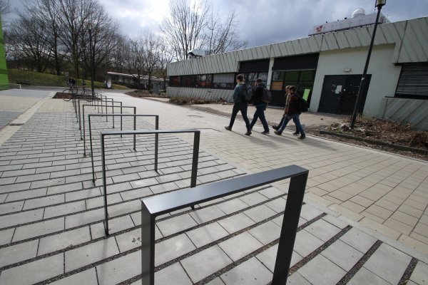 Für Radfahrer: Mehr als 400 dieser modernen Bügelständer werden auf dem Lemgoer Campus installiert. Das Foto zeigt rechts das alte Laborgebäude 2, das abgerissen werden und einem "Wissenschafts-Cube" Platz machen soll. - © Jens Rademacher