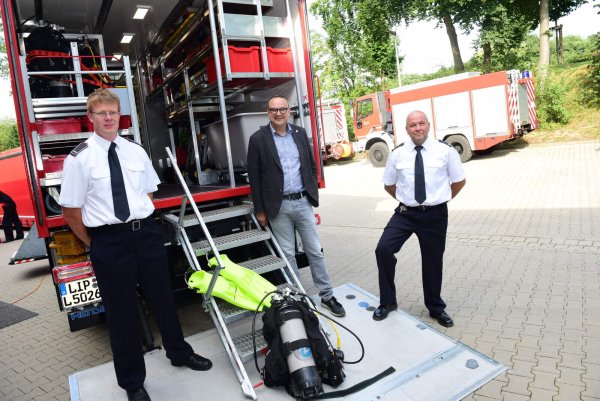 Vor dem neuen Wagen der Taucher stehen (von links) der Leiter der Tauchgruppe, Christian Depping, Bürgermeister Markus Baier und Technik-Chef Frank Hoppe. - © Nicole Ellerbrake
