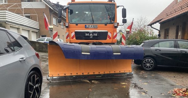 Unterwegs mit dem Räum- und Streufahrzeug in der Bad Meinberger Moorstraße. Um hier Schnee räumen zu können, müsste auf der Fahrbahn mehr als drei Meter Platz sein. - © Cordula Gröne