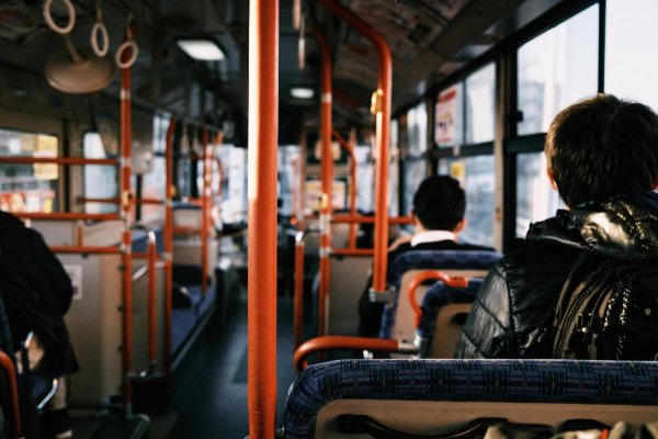 Ab kommendem Schuljahr gibt es das Deutschlandticket für die Lemgoer Schüler. Die Jugendlichen aus den Ortsteilen zahlen dafür 7 Euro. - © Symbolbild: Pixabay