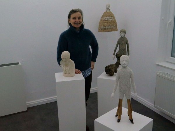 Ausstellung "flüstern". Die Düsseldorfer Künstlerin Nele Waldert steht inmitten ihrer Skulptuen, die Mensch und Natur verbinden. - © Thomas Krügler