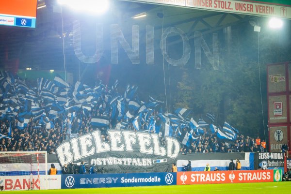 2.400 Arminia-Fans begleiteten ihre Mannschaft zur Zweirundenpartie bei Union Berlin. - © Sarah Jonek