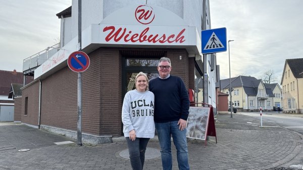 Susanne Tiemann-Wiebusch und Thorsten Wiebusch vor dem Hauptgeschäft in der Heldmanstraße. - © Sven Kienscherf
