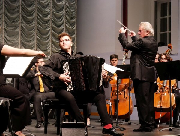 Deutsche Erstaufführung. Der polnische Akkordeonist Marciej Frackiewicz interpretiert das ihm gewidmete Akkordeonkonzert seines Landmannes Mikolaj Górecki mit dem Detmolder Kammerorchester unter Leitung von Daniel Stabrawa mit viel Verve. - © Thomas Krügler